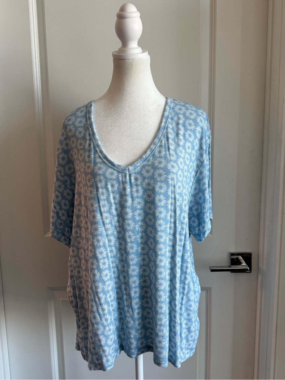 American Eagle Soft & Sexy Blue Floral V-neck Women’s Tee Shirt Size Large